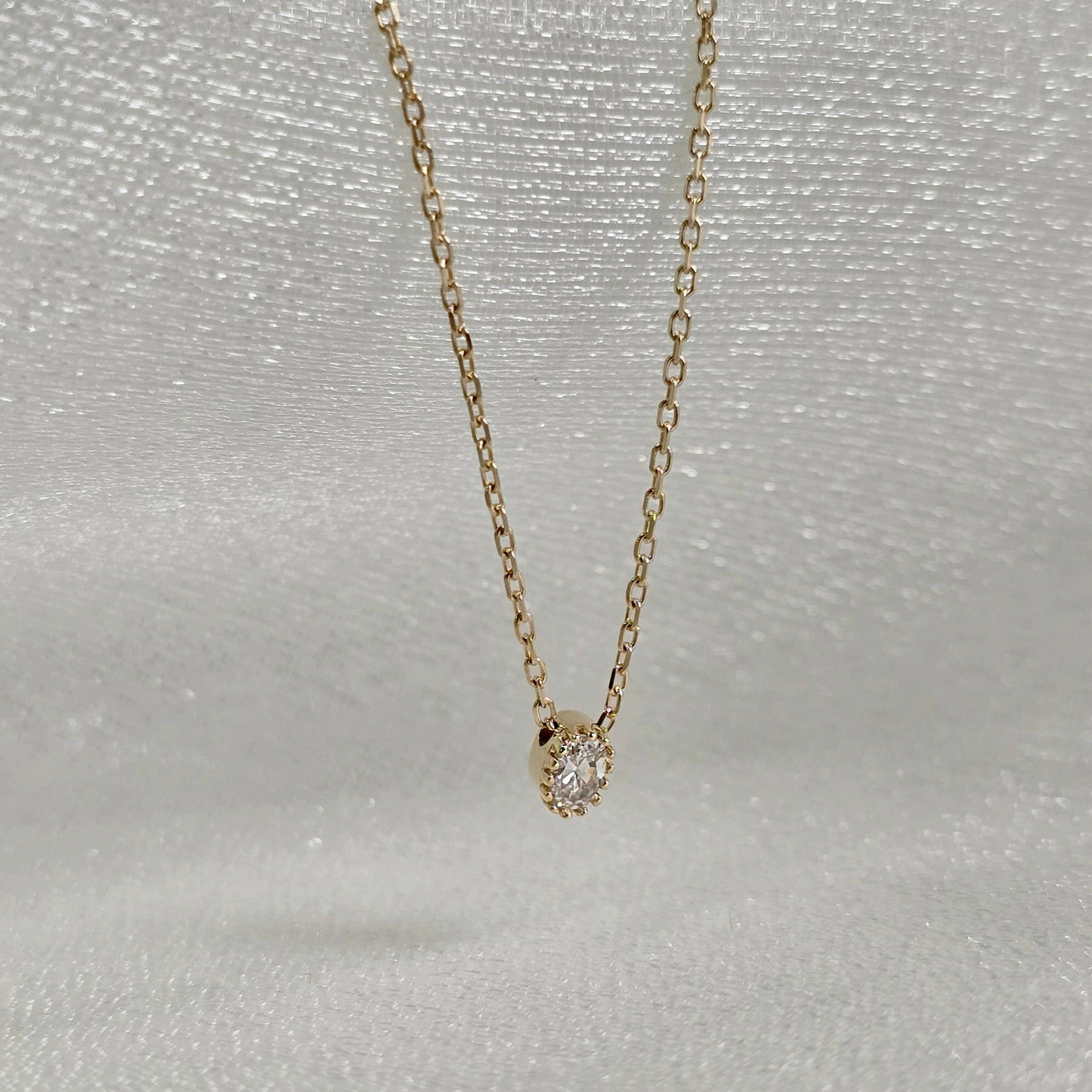Macro shot of Bella Luce pendant featuring premium cubic zirconia in 14K gold