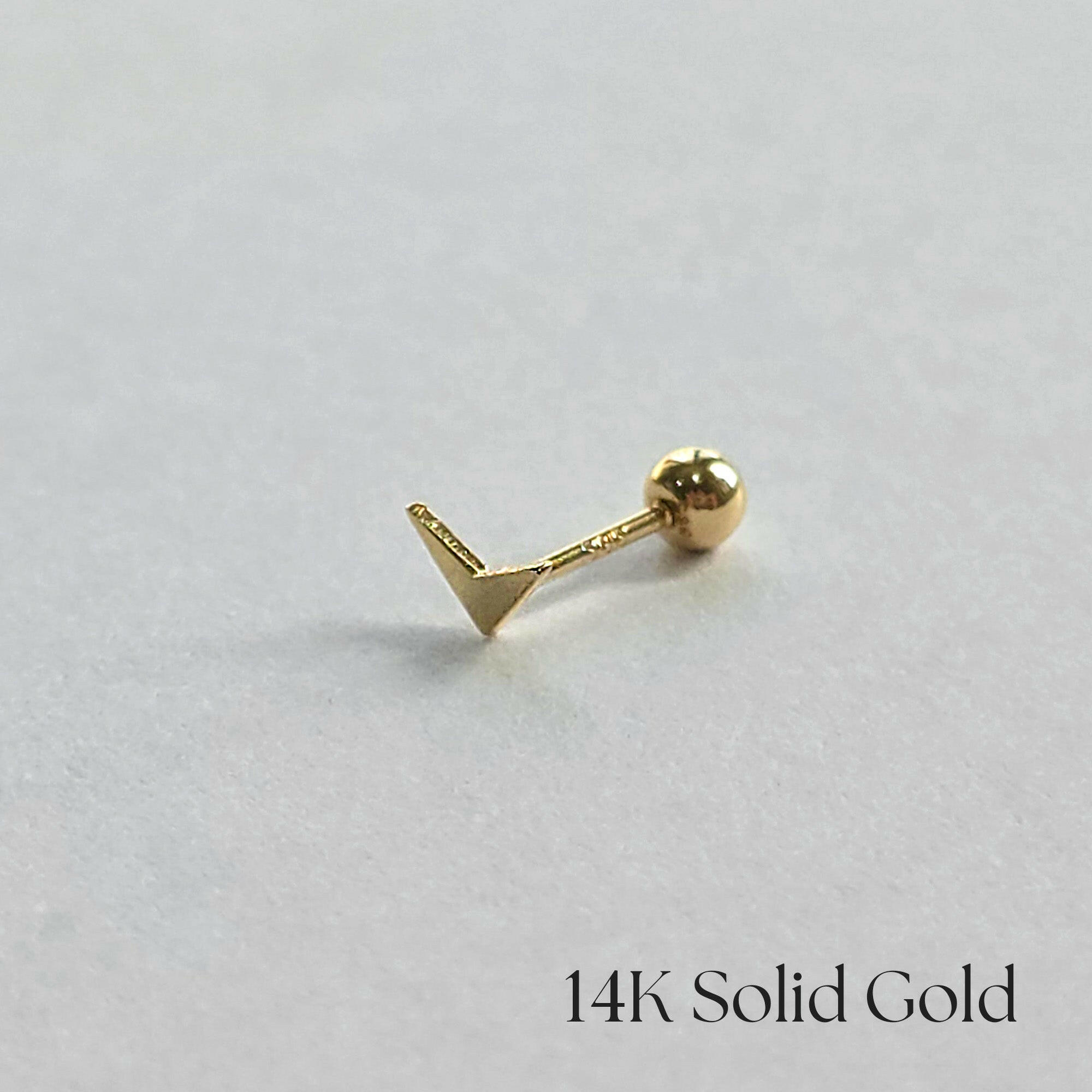 Side profile of 14K gold boomerang cartilage earring with sharp triangle design
