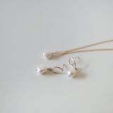 Side view of freshwater pearl’s natural luster on gold chain