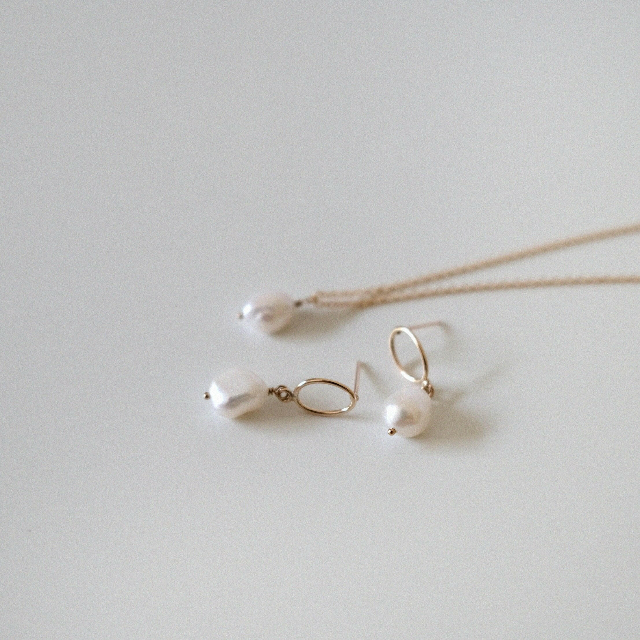 Side view of freshwater pearl’s natural luster on gold chain