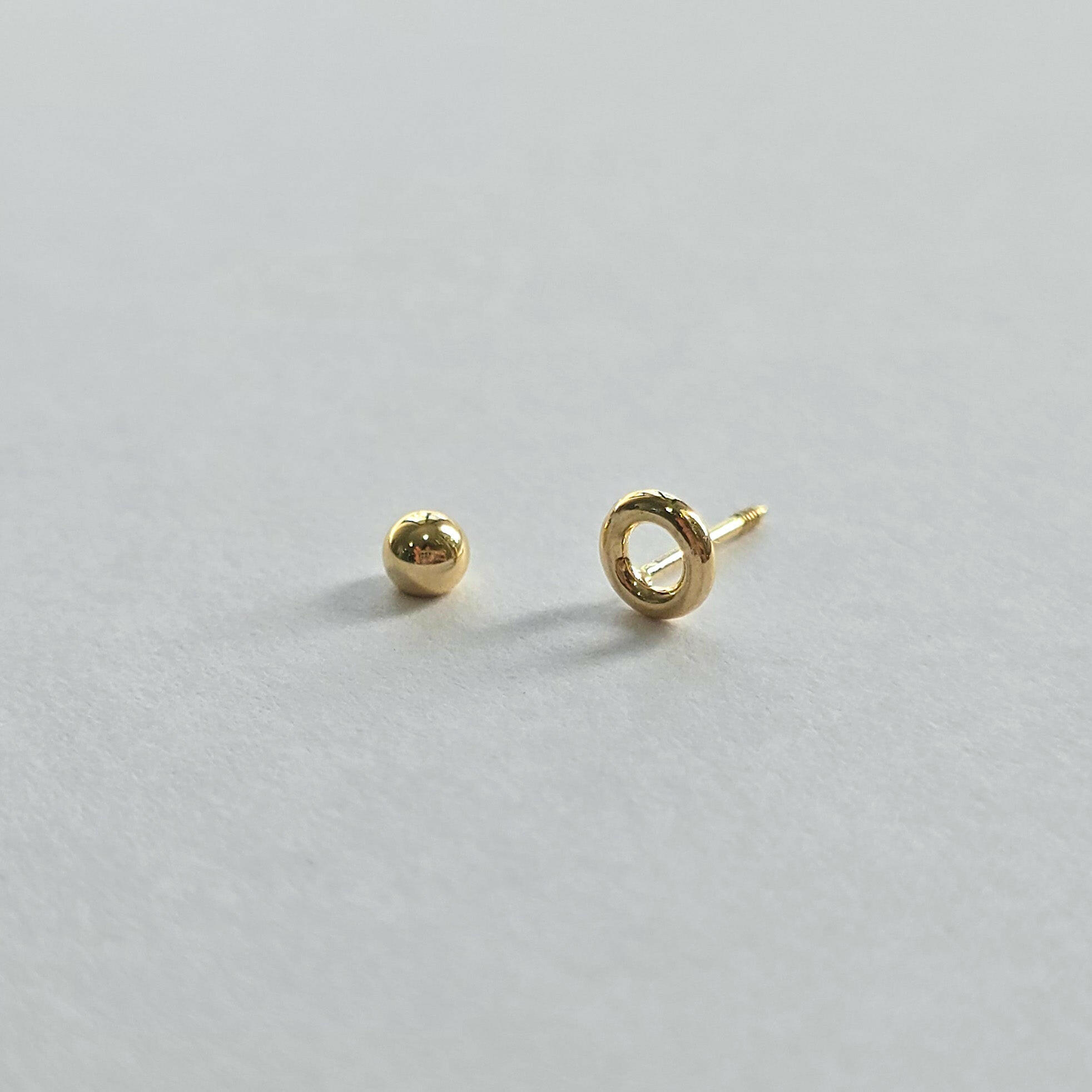 Secure screwball back of 14K cartilage earring detail