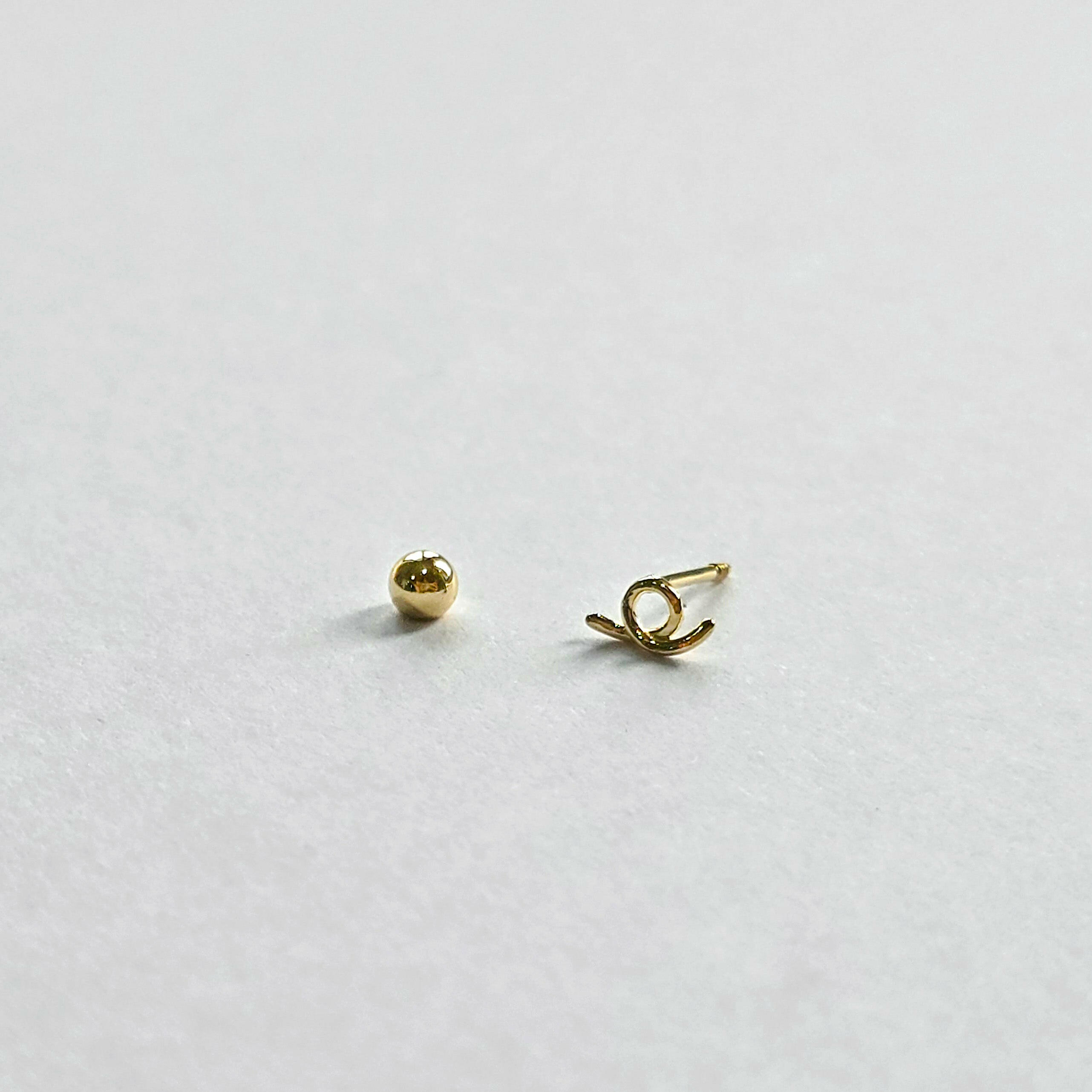 Screwball back detail of Freeline II cartilage stud earring in gold