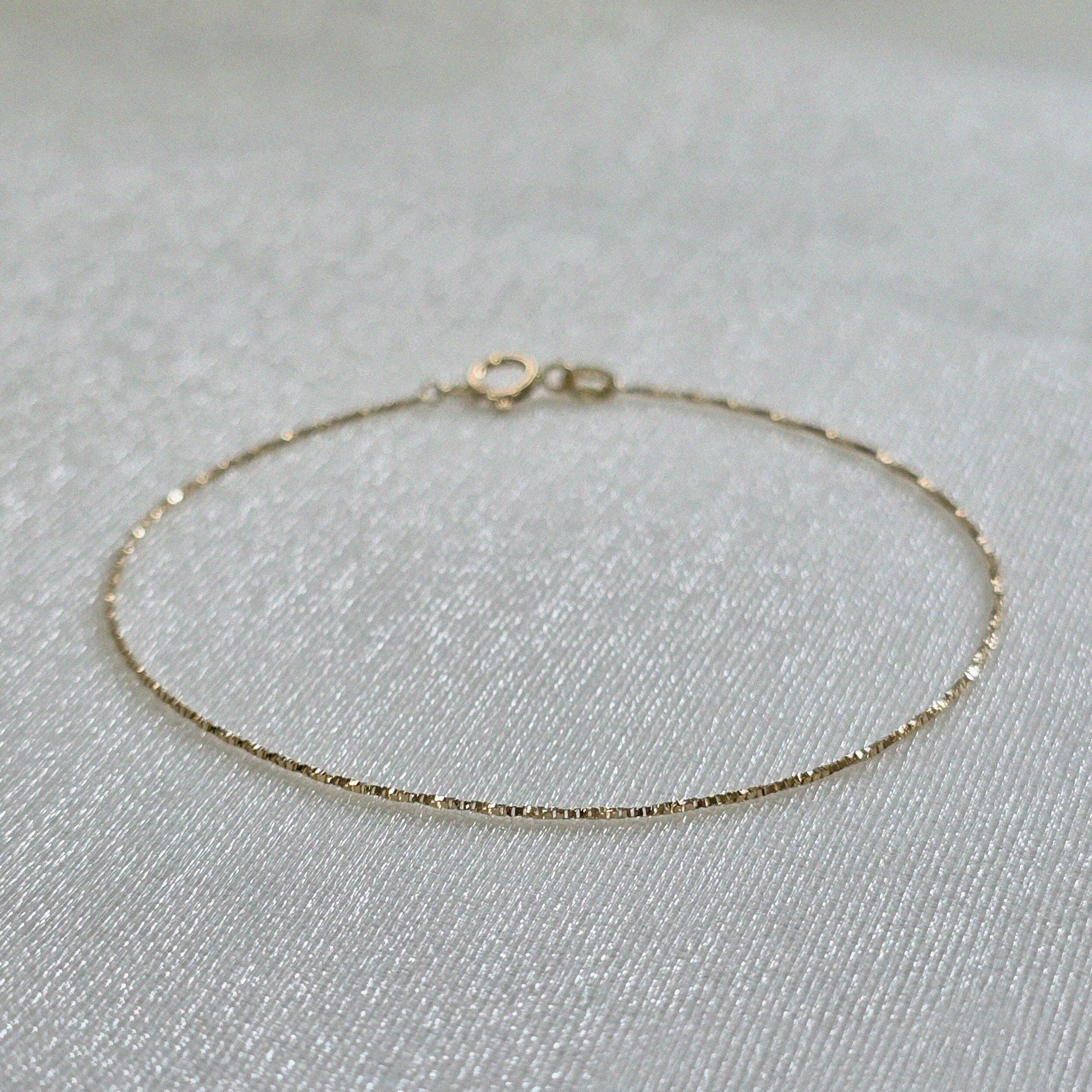 Close-up of the Lille Bracelet’s box chain texture