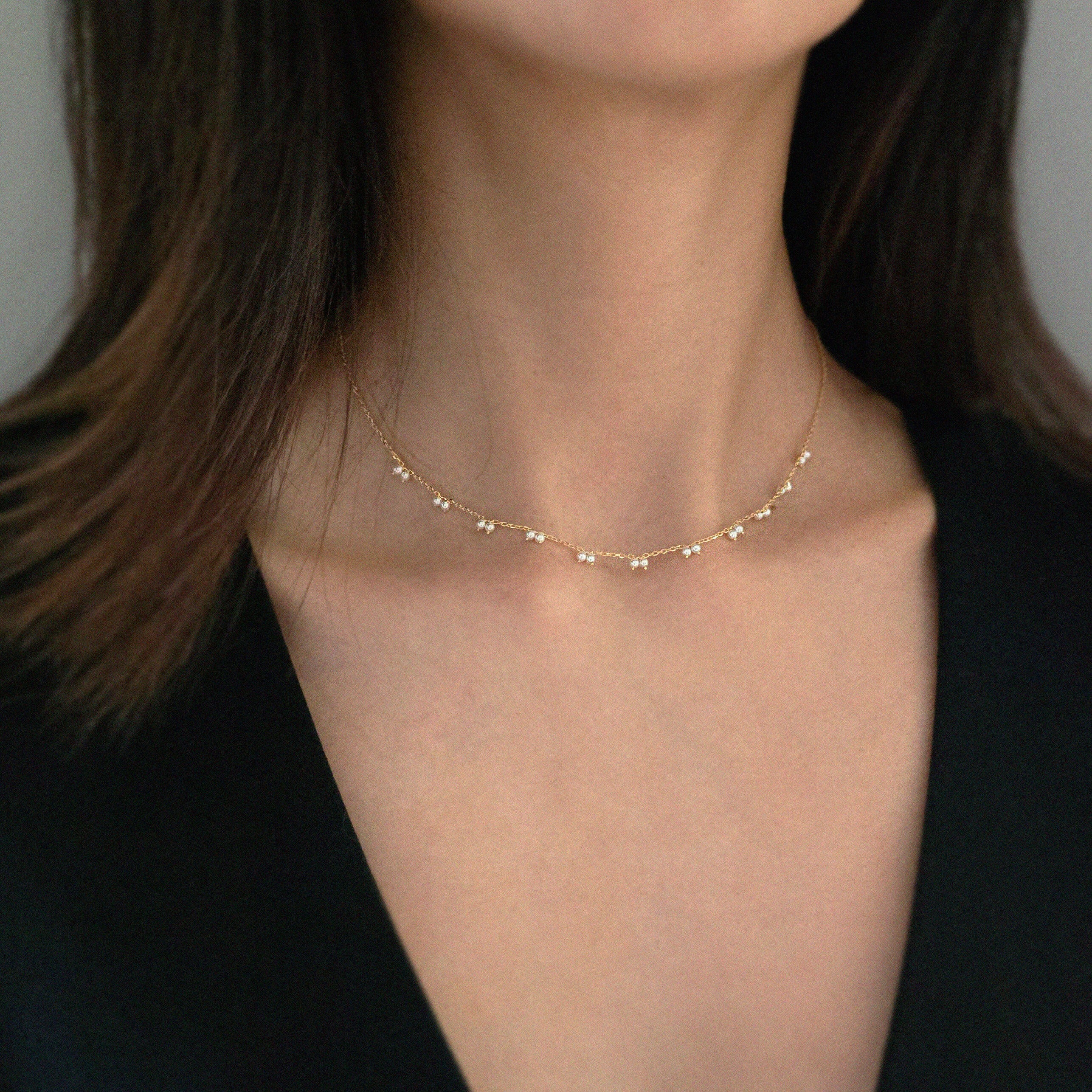 Elegant pearl necklace showcasing lustrous pearls, perfect for formal occasions and timeless style.