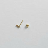 Screwball back and post detail of gold bar cartilage stud