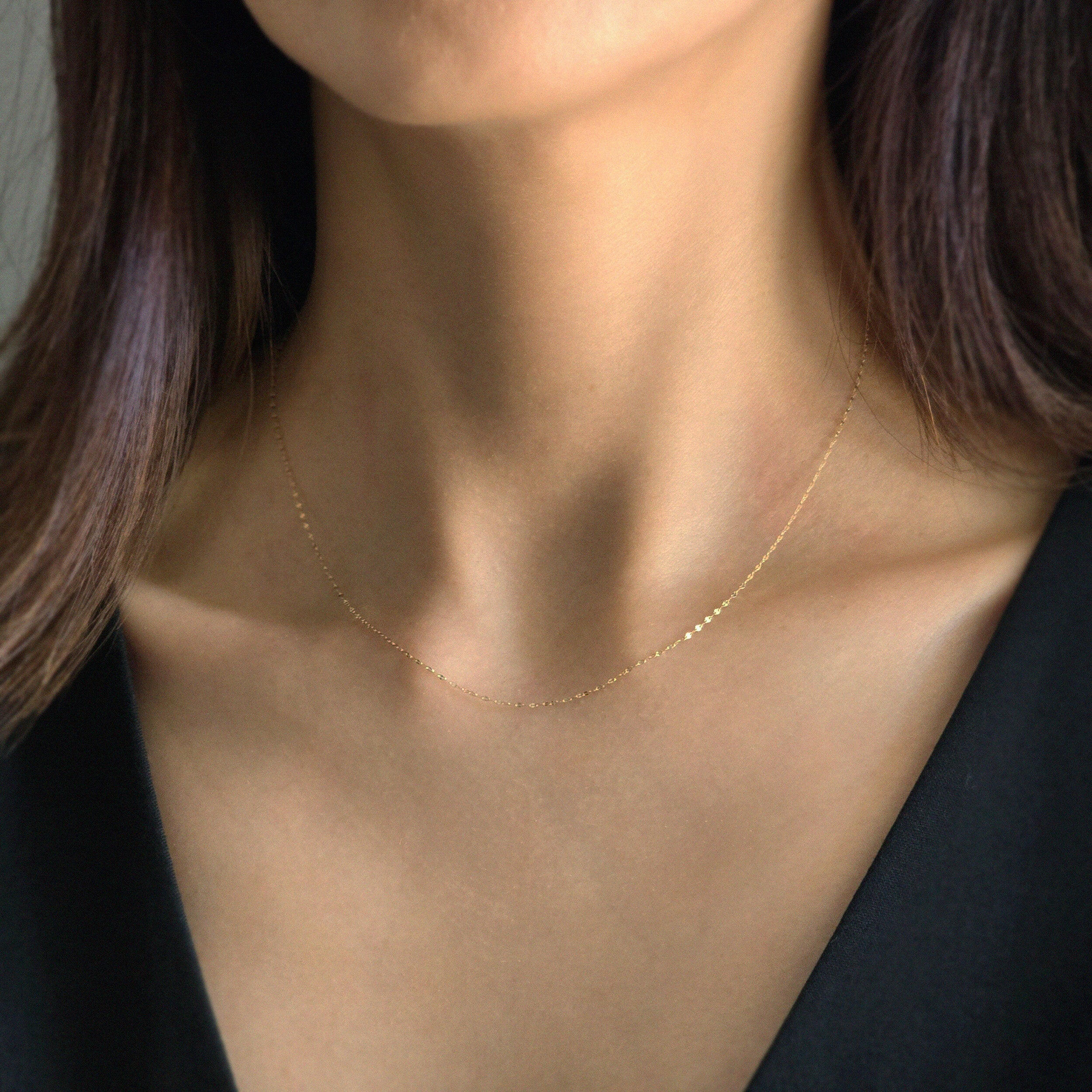 Model wearing Laondrim Roma chain necklace in 14K gold – delicate minimalist look for daily wear