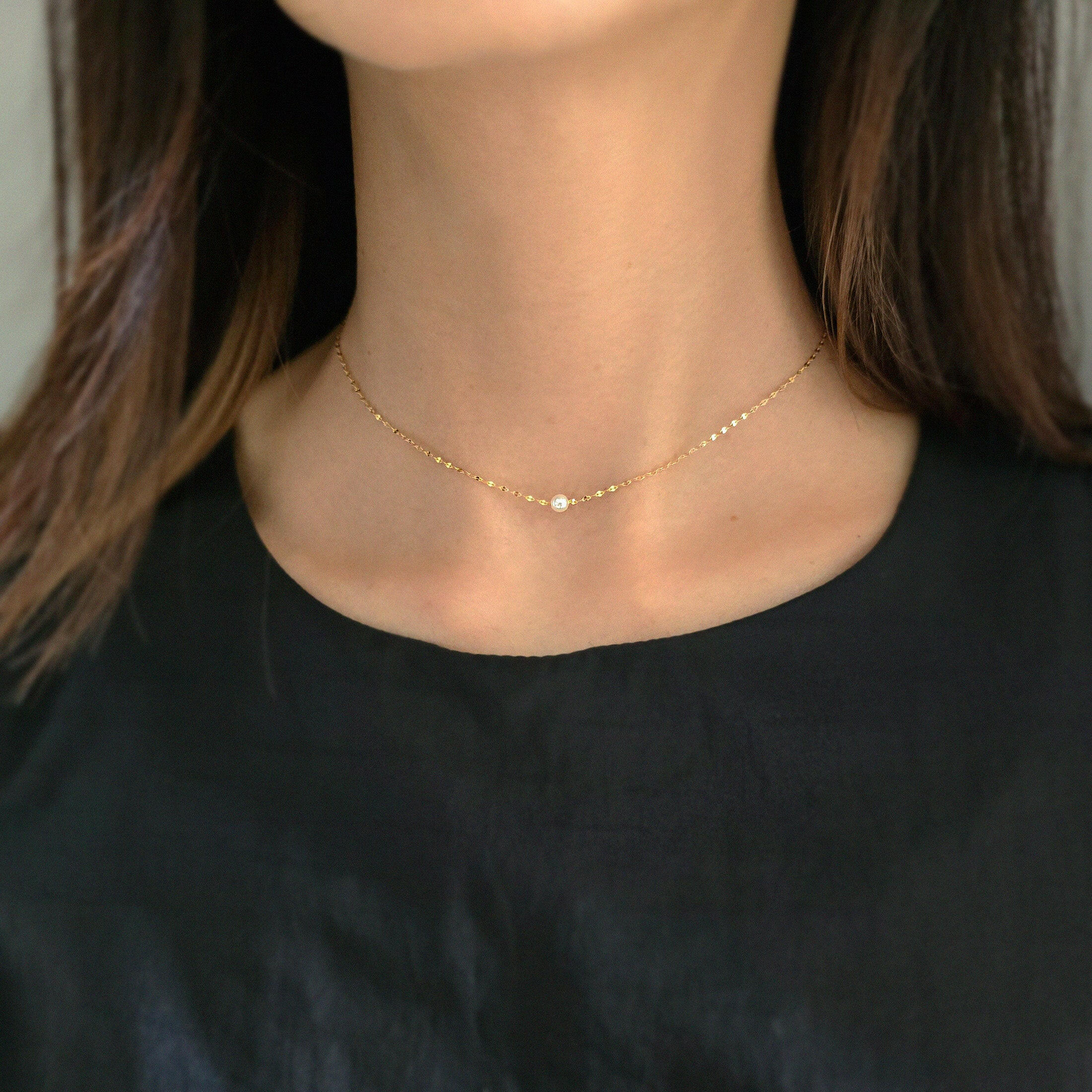 Single pearl necklace exemplifying elegant minimalism, perfect for timeless and sophisticated style.