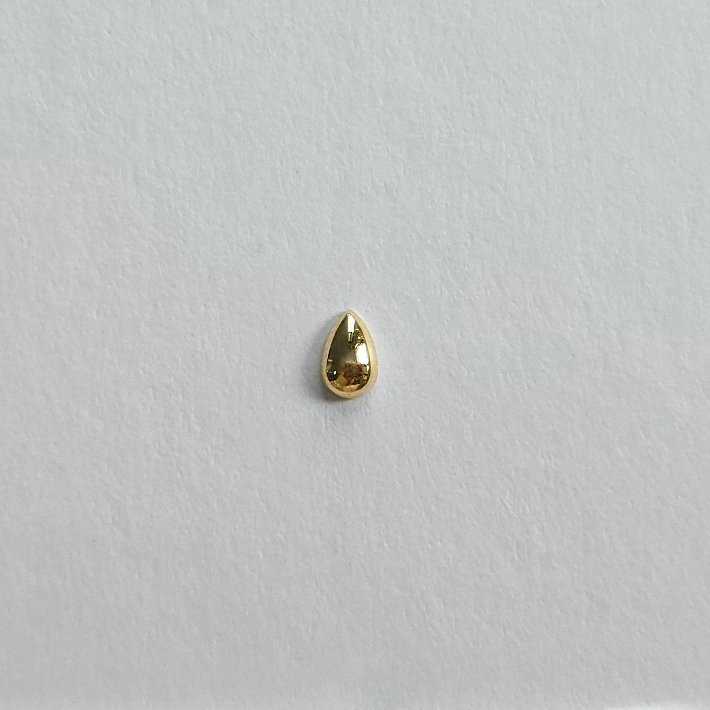 Symmetrical teardrop cartilage stud captured from front angle