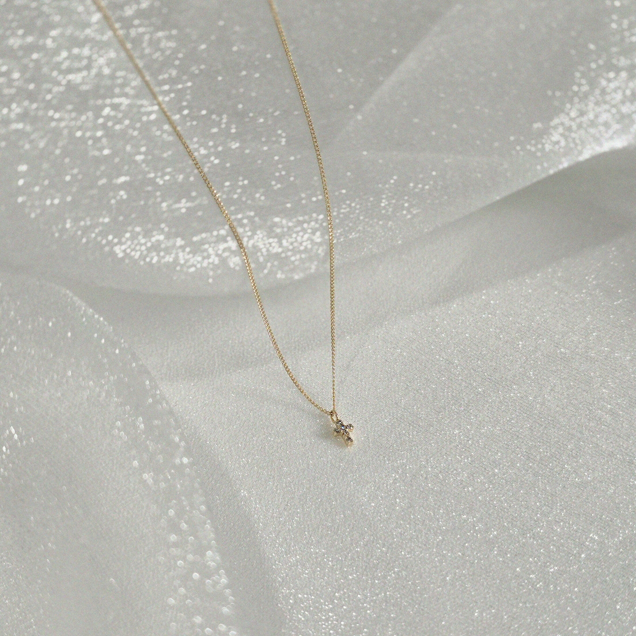 Slight angle capturing pendant shape and chain drape