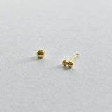 Secure screwball back of 14K cartilage earring detail