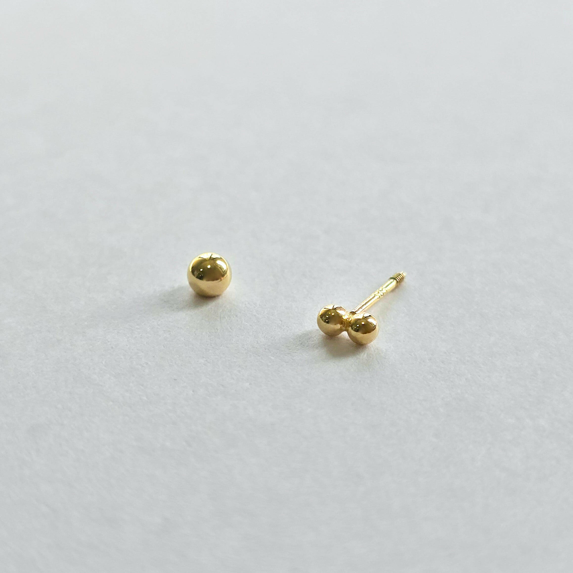 Secure screwball back of 14K cartilage earring detail