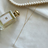 Close-up of Y-shaped design with smooth gold filled links