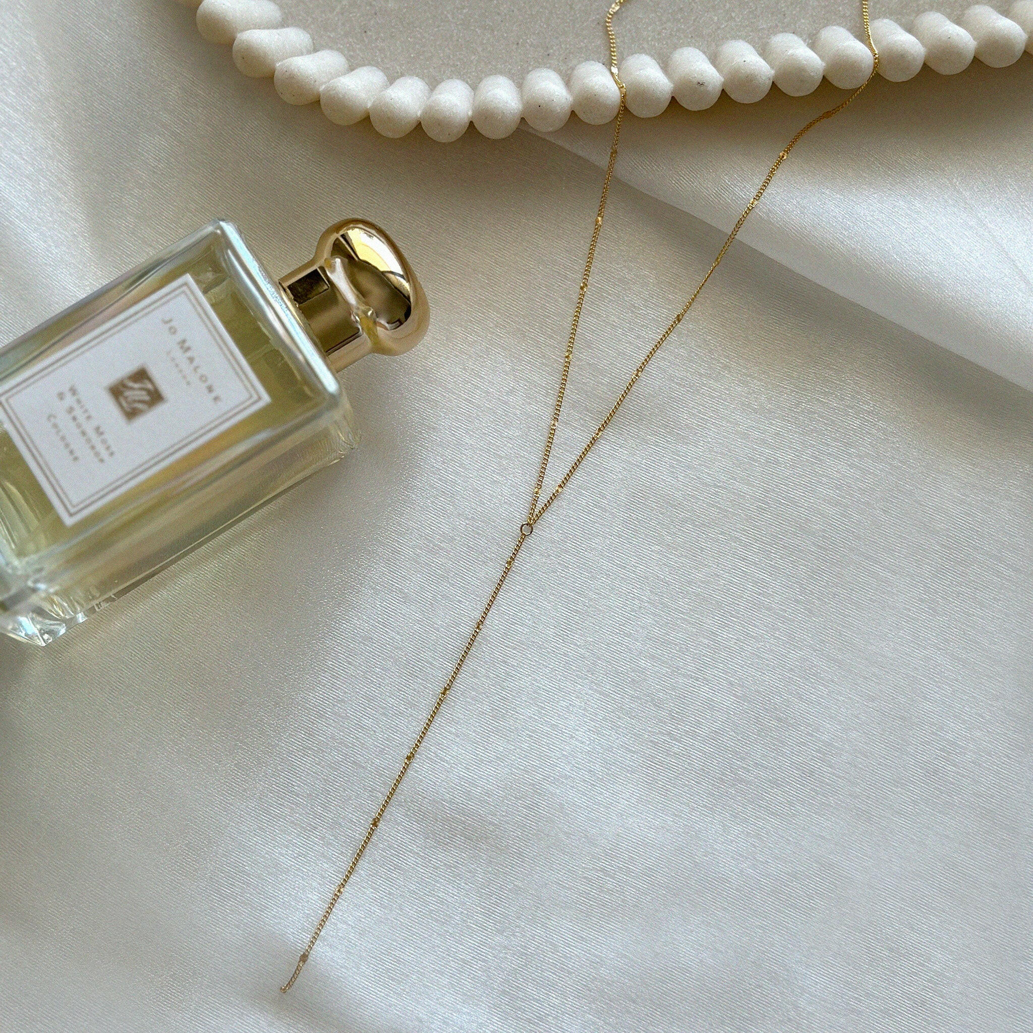 Close-up of Y-shaped design with smooth gold filled links