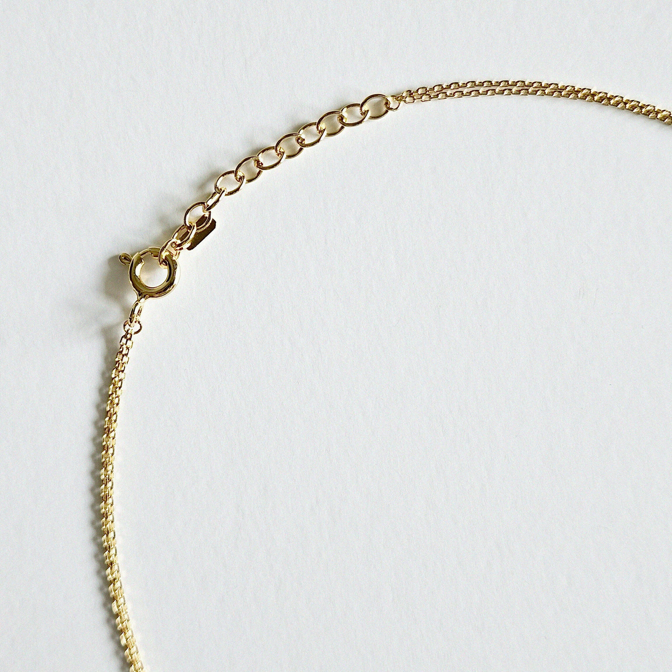Zoomed-in image of clasp and layered chain structure in gold