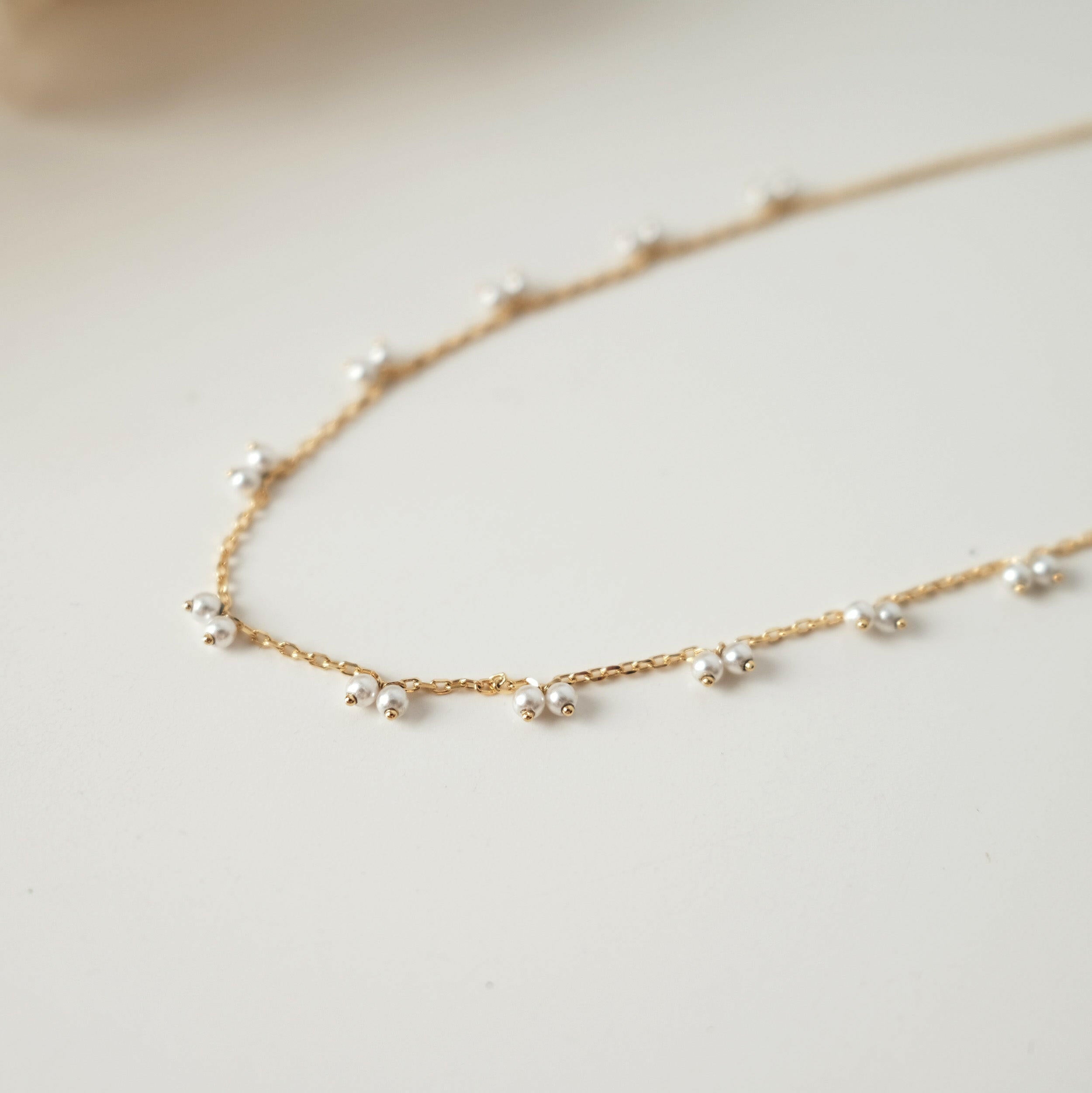 Elegant pearl necklace showcasing lustrous pearls, perfect for formal occasions and timeless style.