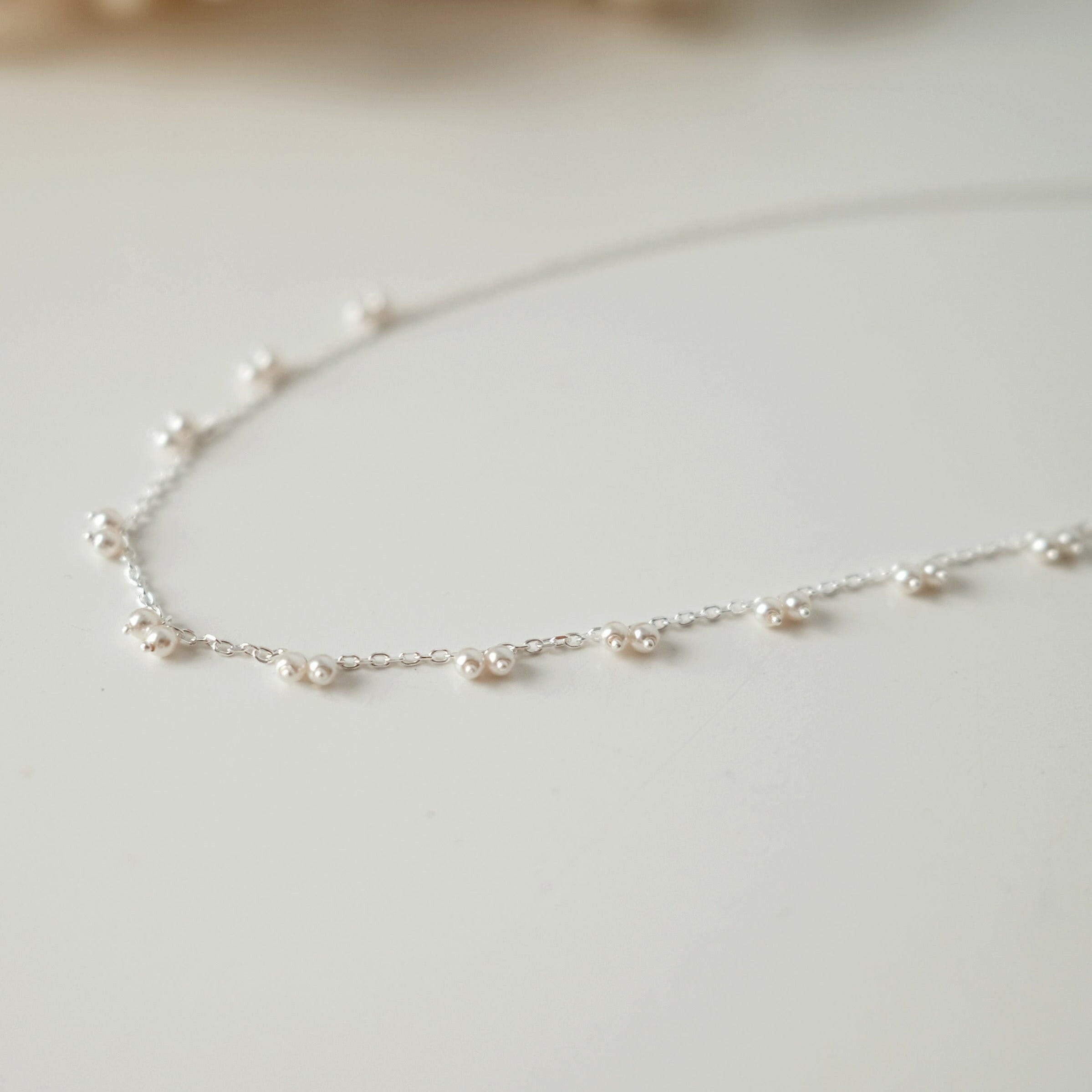 Elegant pearl necklace showcasing lustrous pearls, perfect for formal occasions and timeless style.