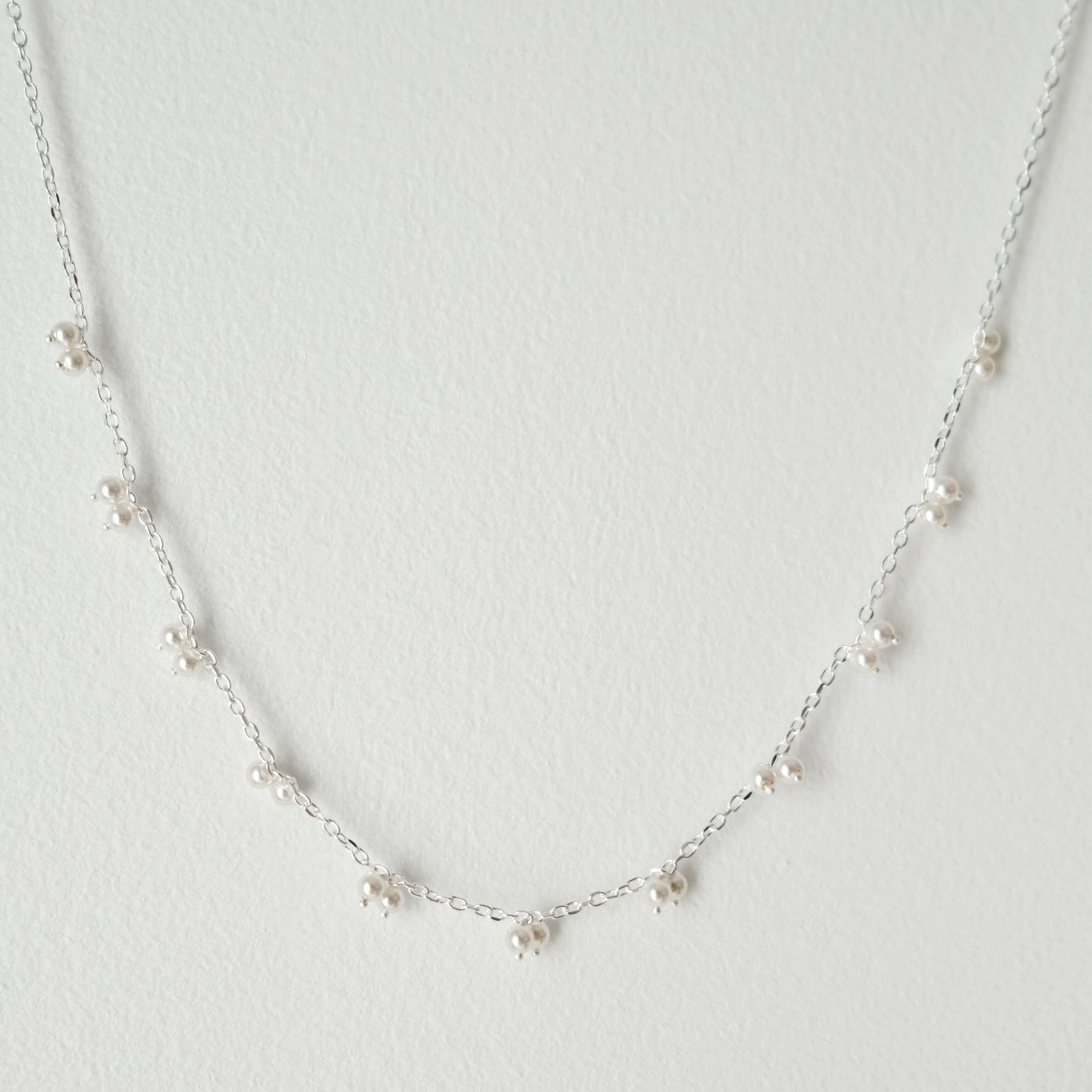 Elegant pearl necklace showcasing lustrous pearls, perfect for formal occasions and timeless style.