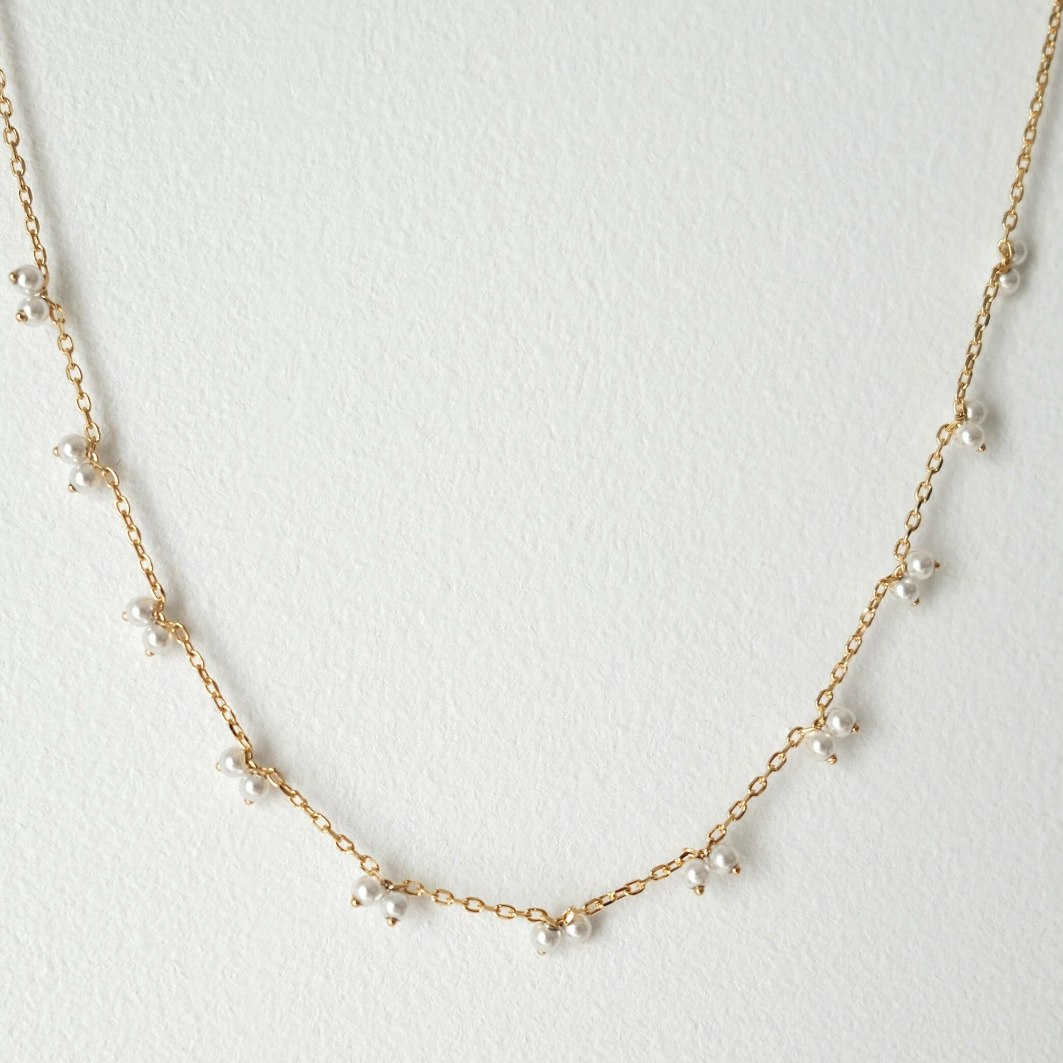 Elegant pearl necklace showcasing lustrous pearls, perfect for formal occasions and timeless style.