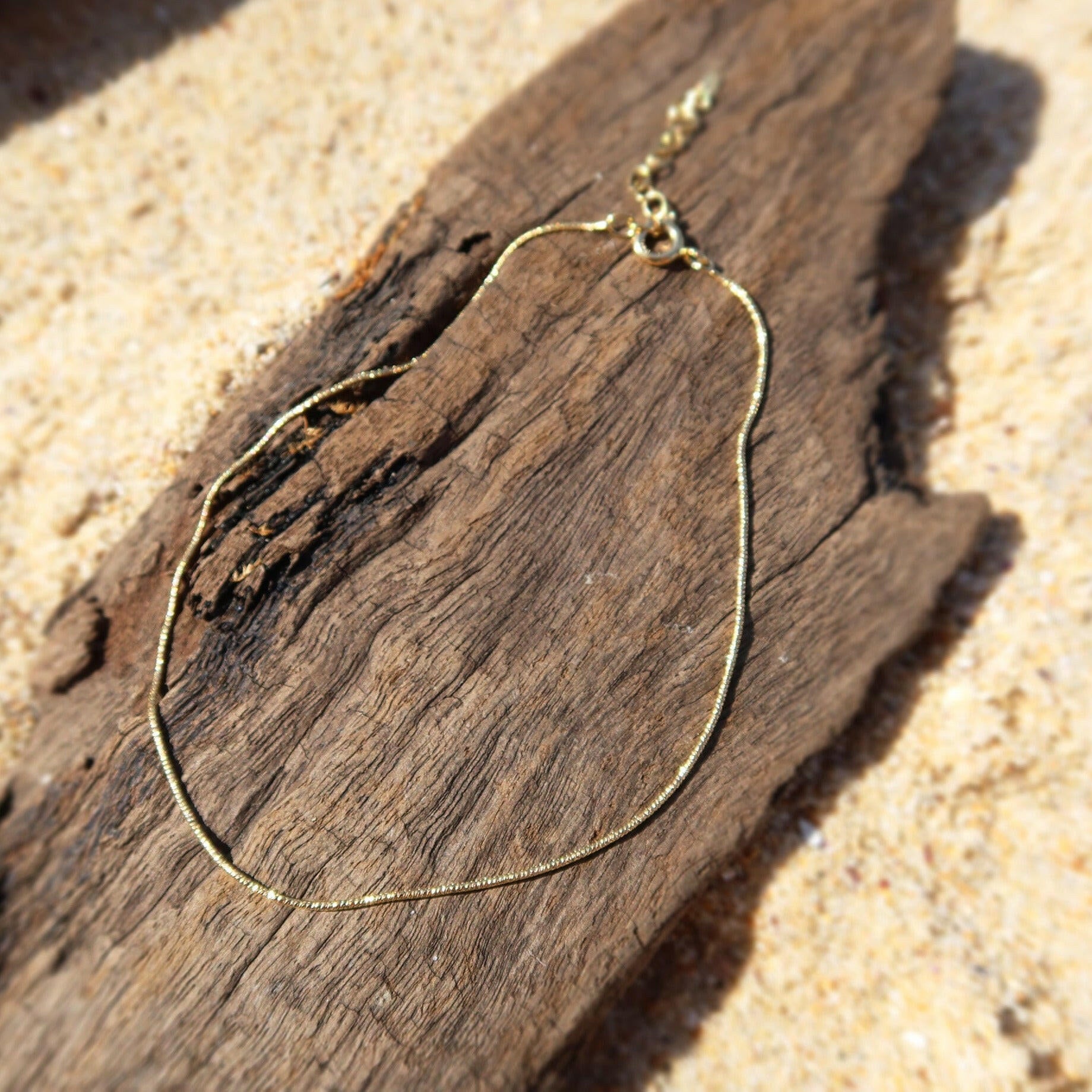 Minimal design Laia Anklet with shiny texture, featuring dazzling elegance and contemporary style