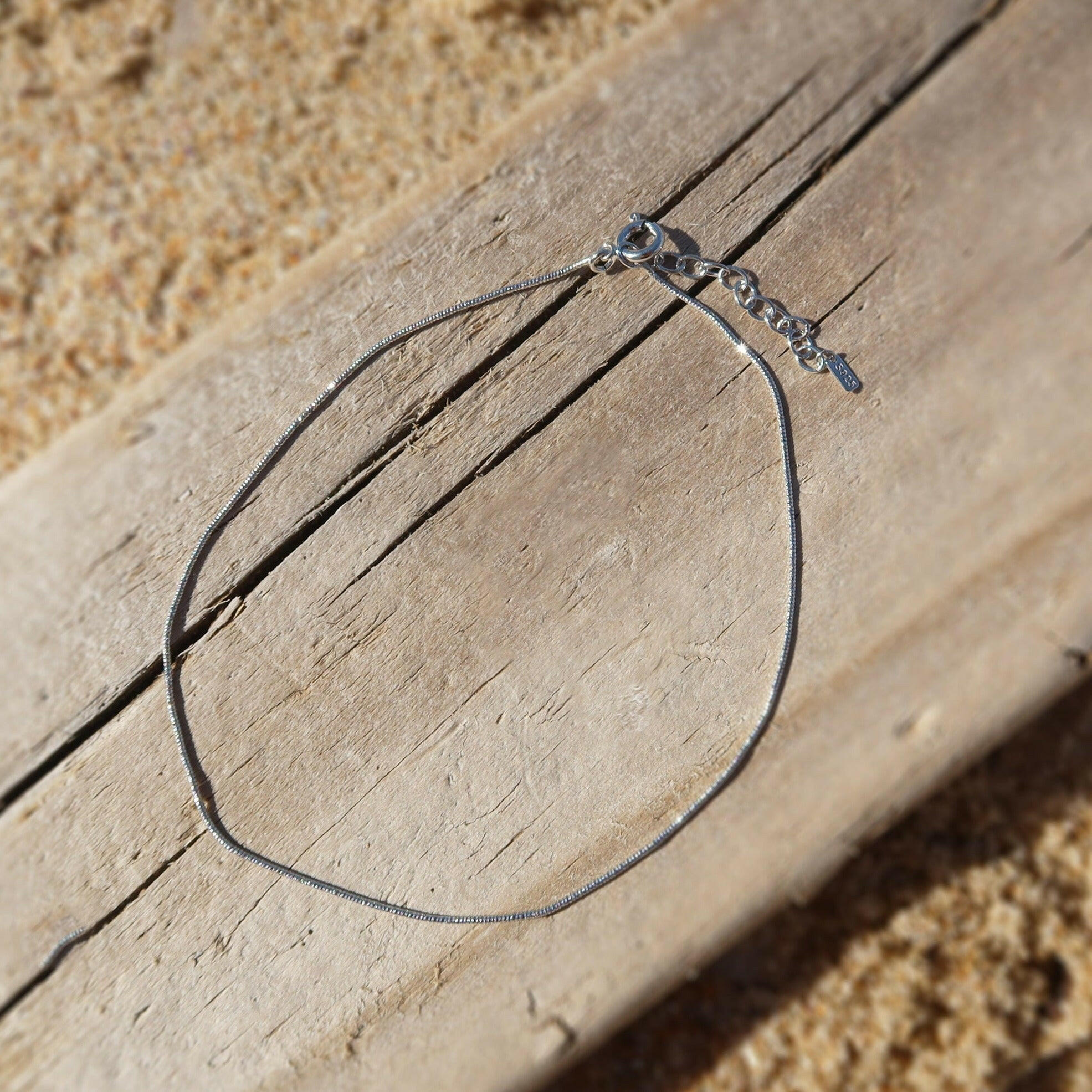 Minimal design Laia Anklet with shiny texture, featuring dazzling elegance and contemporary style