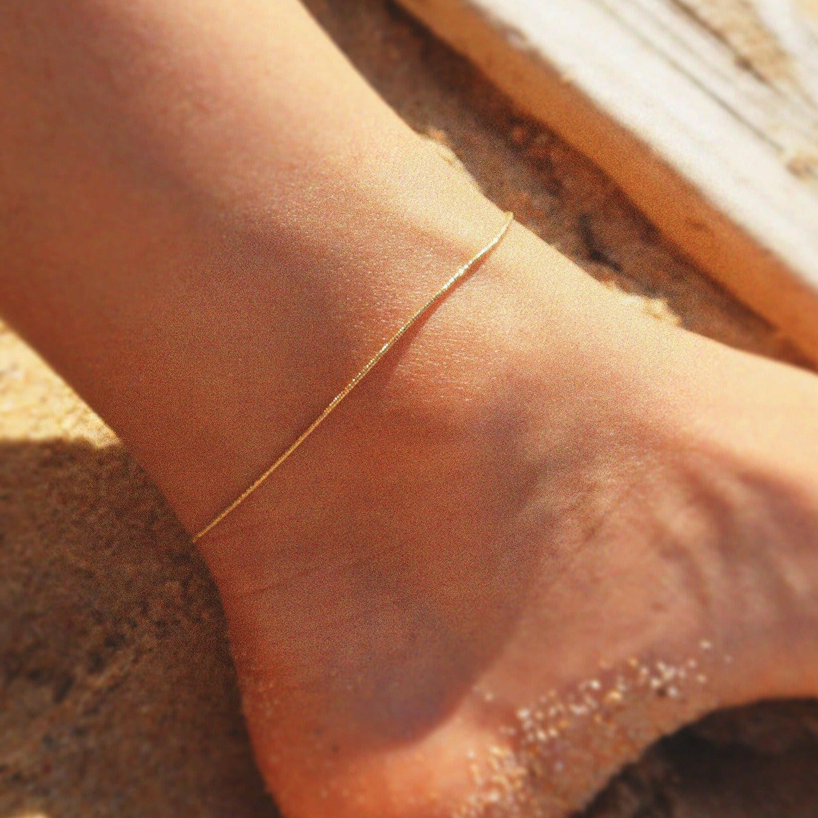 Minimal design Laia Anklet with shiny texture, featuring dazzling elegance and contemporary style