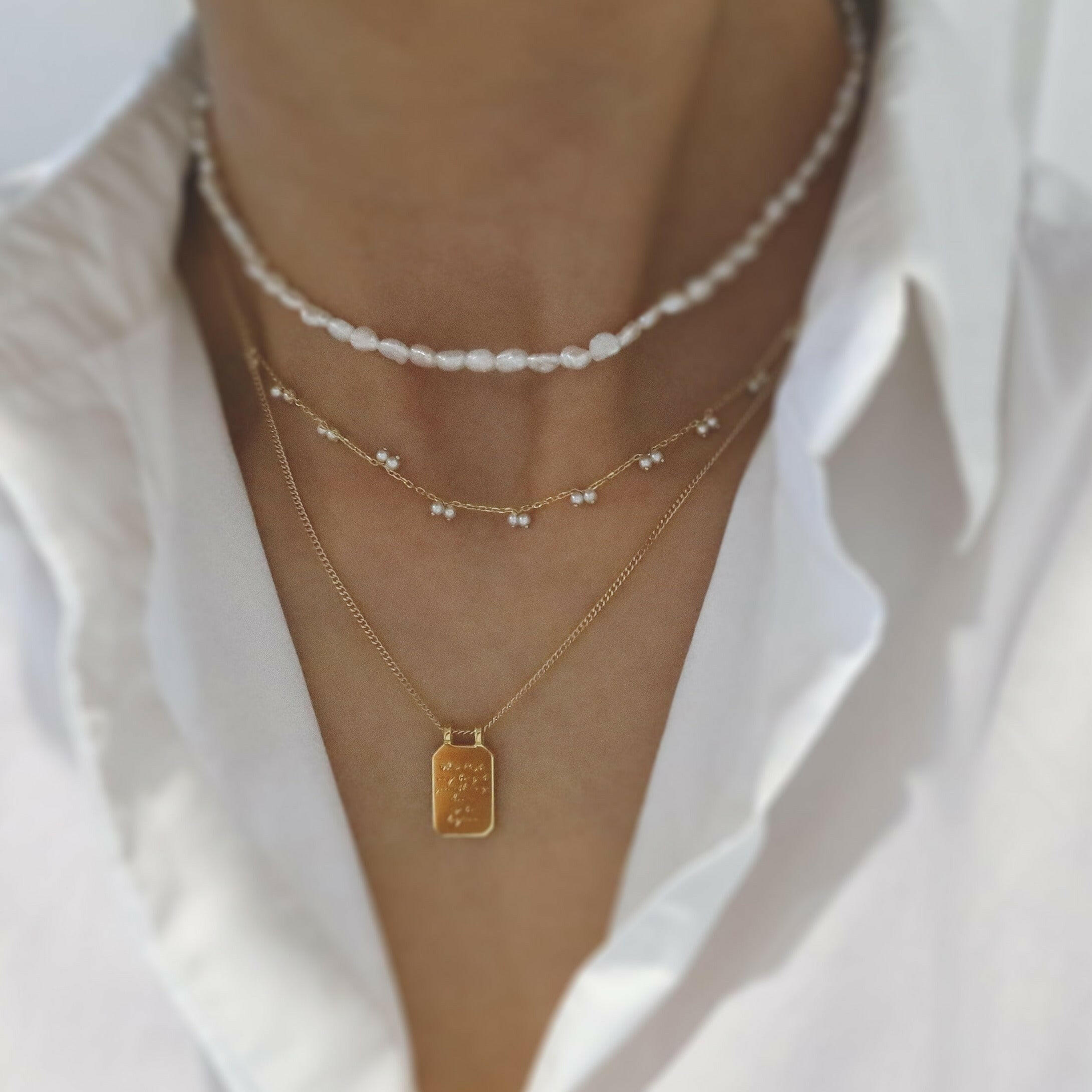 Elegant pearl necklace showcasing lustrous pearls, perfect for formal occasions and timeless style.