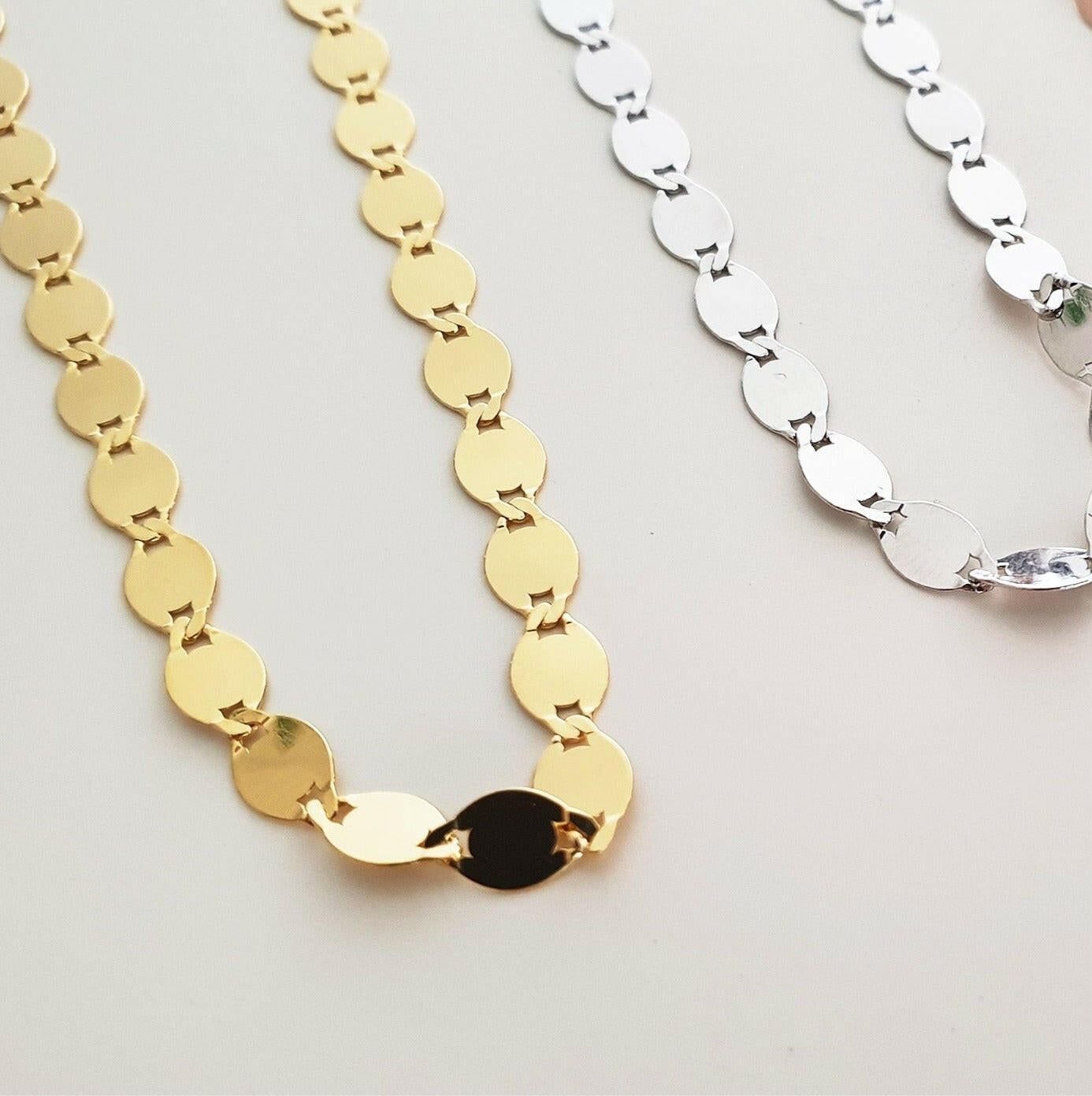 Elegant choker necklace featuring a fine oval chain design, perfect as a stylish and sophisticated chain choker.