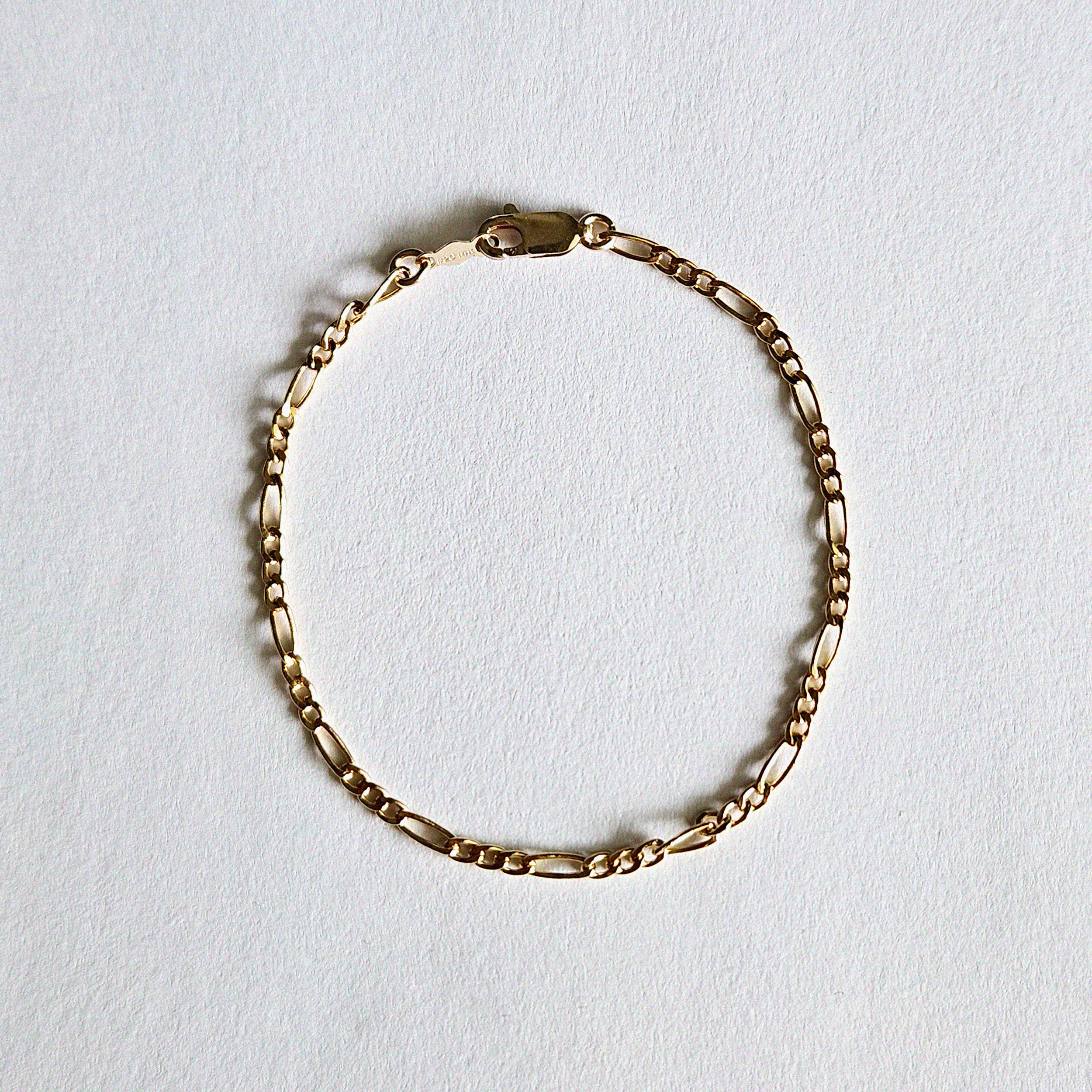 Top-down view of B Figaro Bracelet showcasing thick Figaro chain links