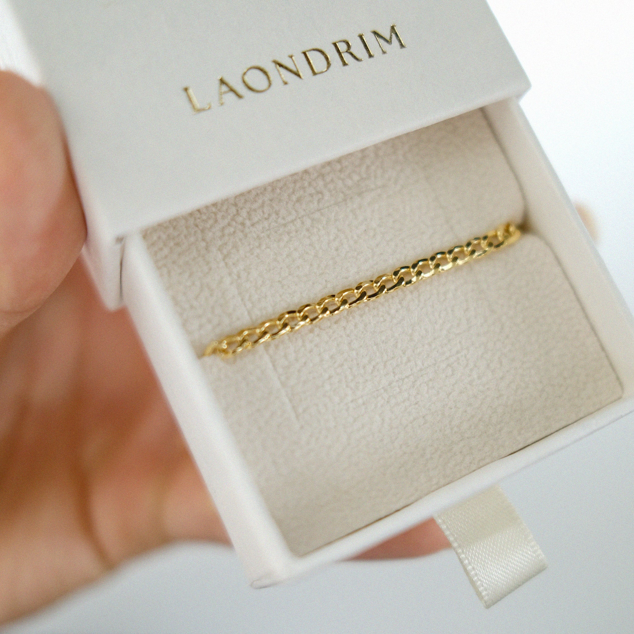 Gold chain bracelet in a 'LAONDRIM' jewelry box