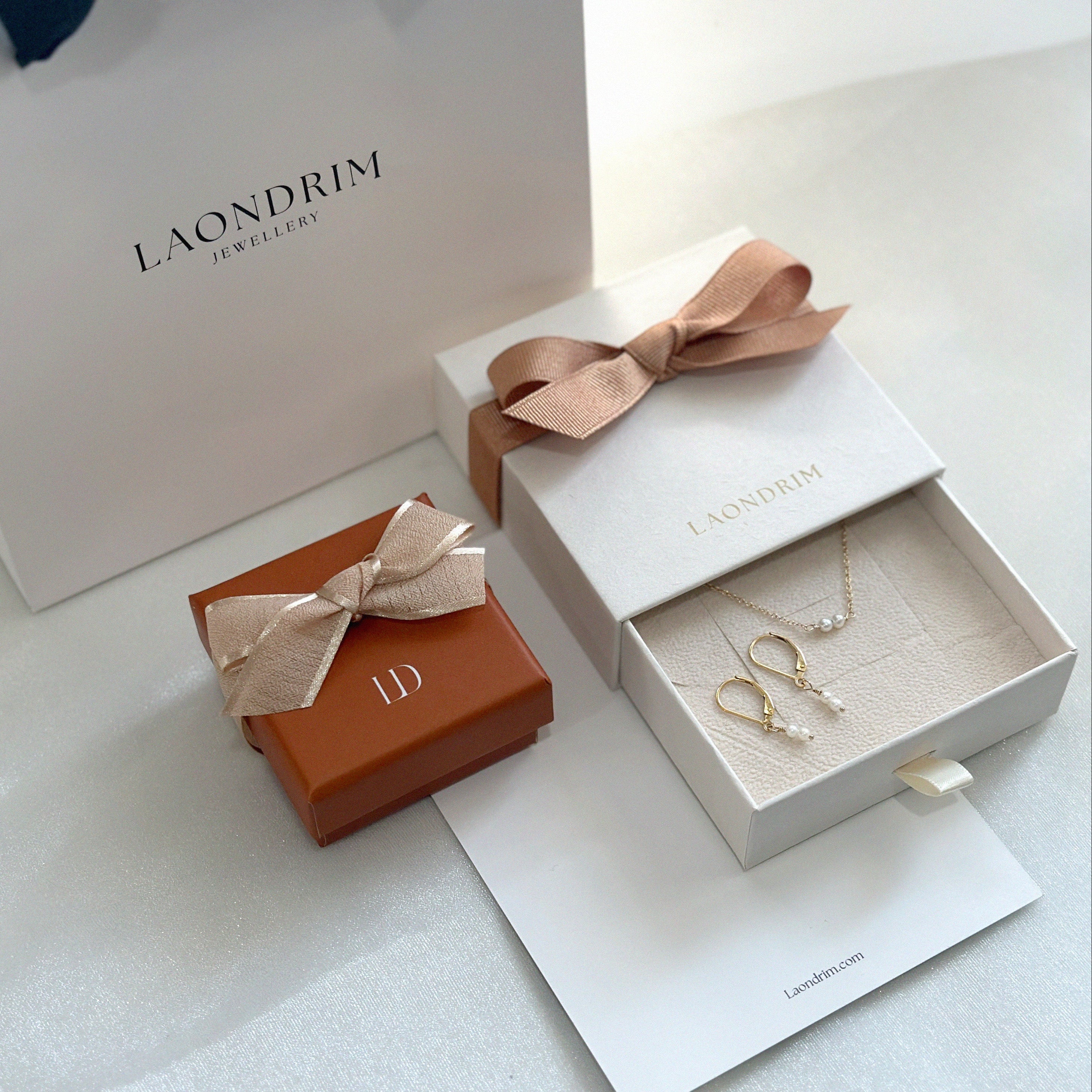Jewelry set in an open box with a bow, featuring 'Laondrim' branding.