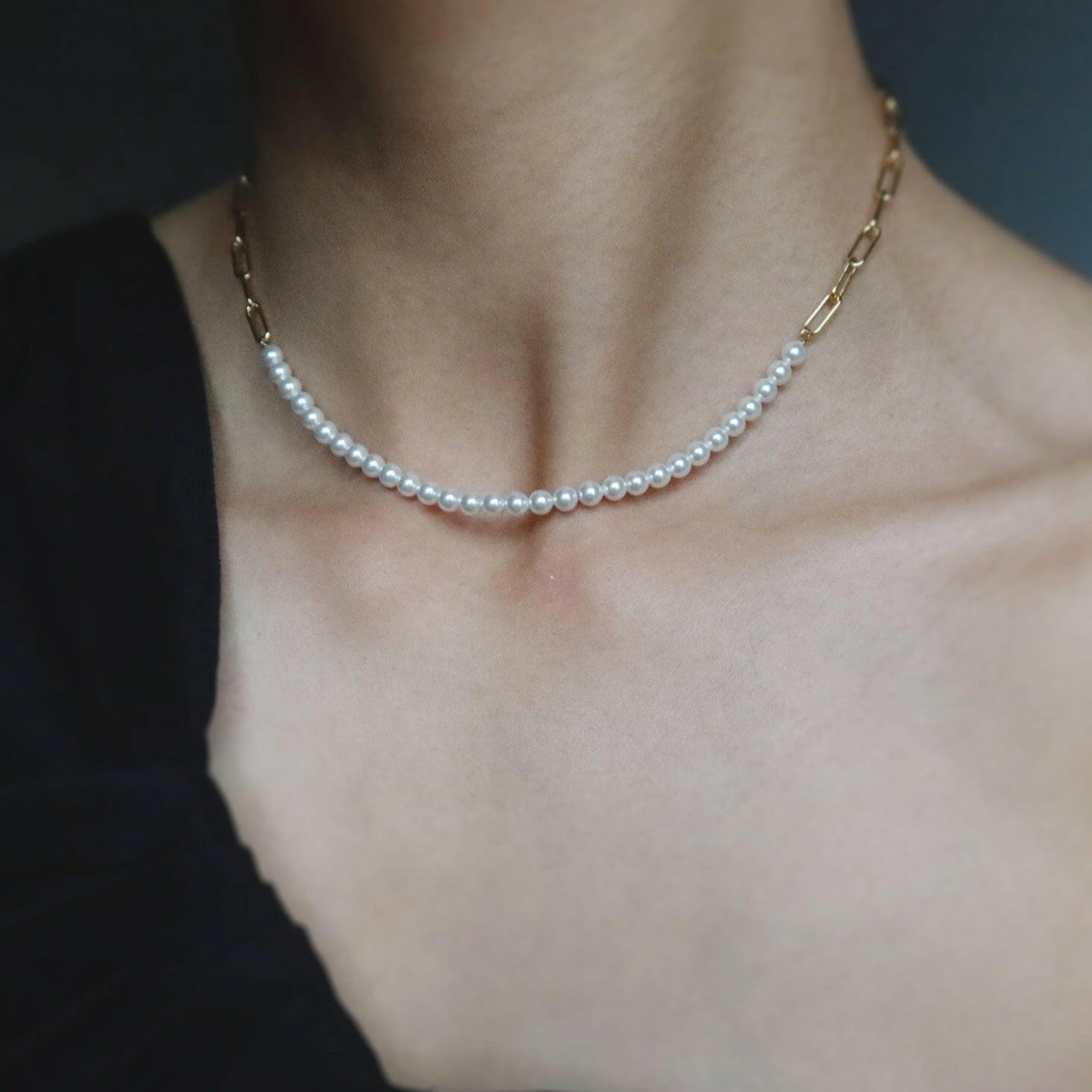 Elegant pearl necklace featuring a chic link chain design, perfect for sophisticated style and timeless fashion statements.